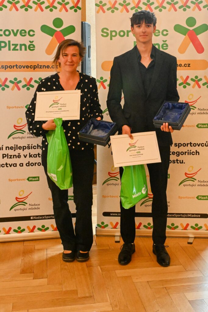 Karla Vovsová (přebírala ocenění v zastoupení za Annu Rezkovou a Petr Pelnář)